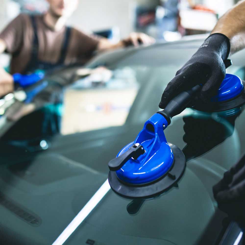 Austausch einer durch einen Steinschlag beschädigten Frontscheibe